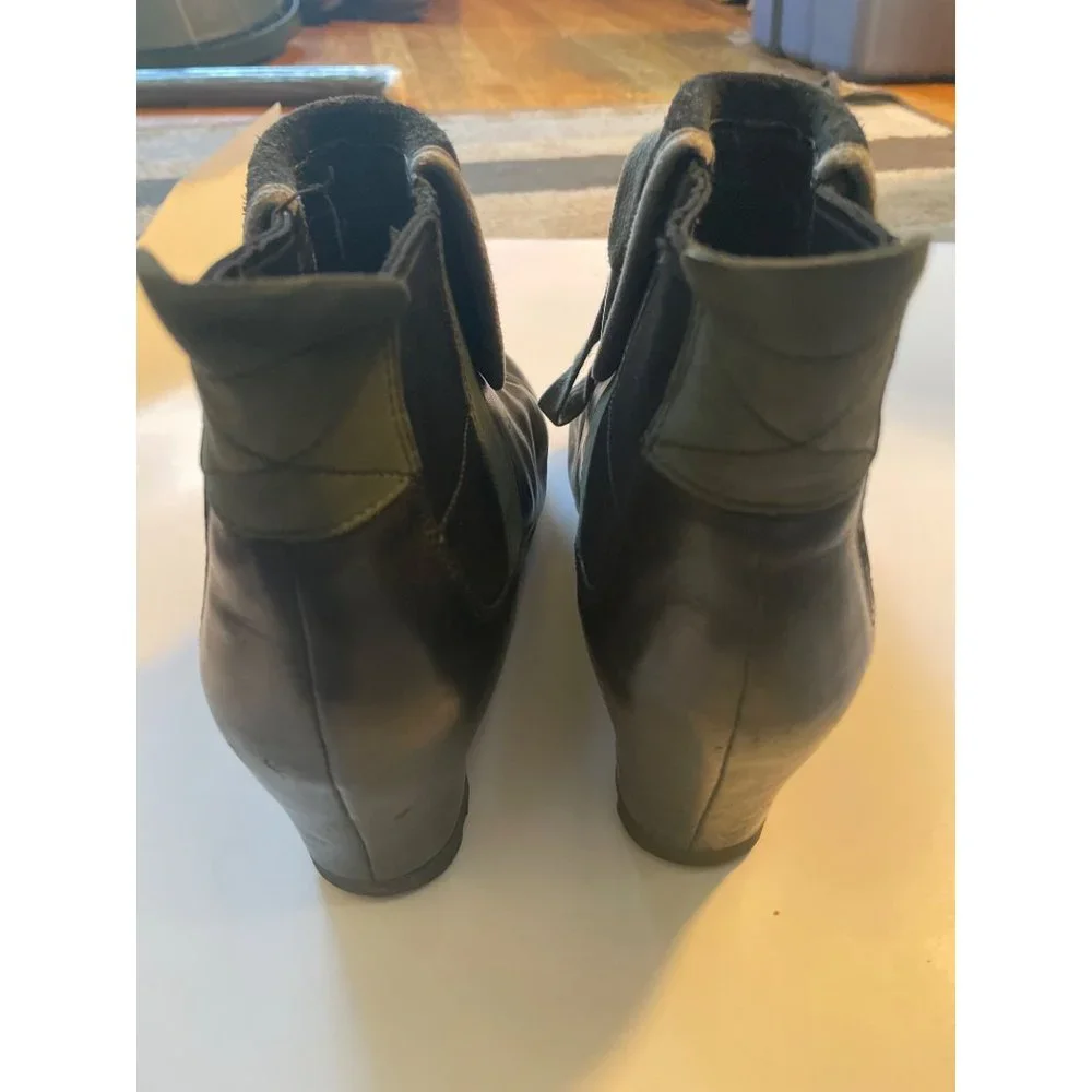Merril Wedge Women Size 10 Black leather CuffAccent Wedge Treads Boots
